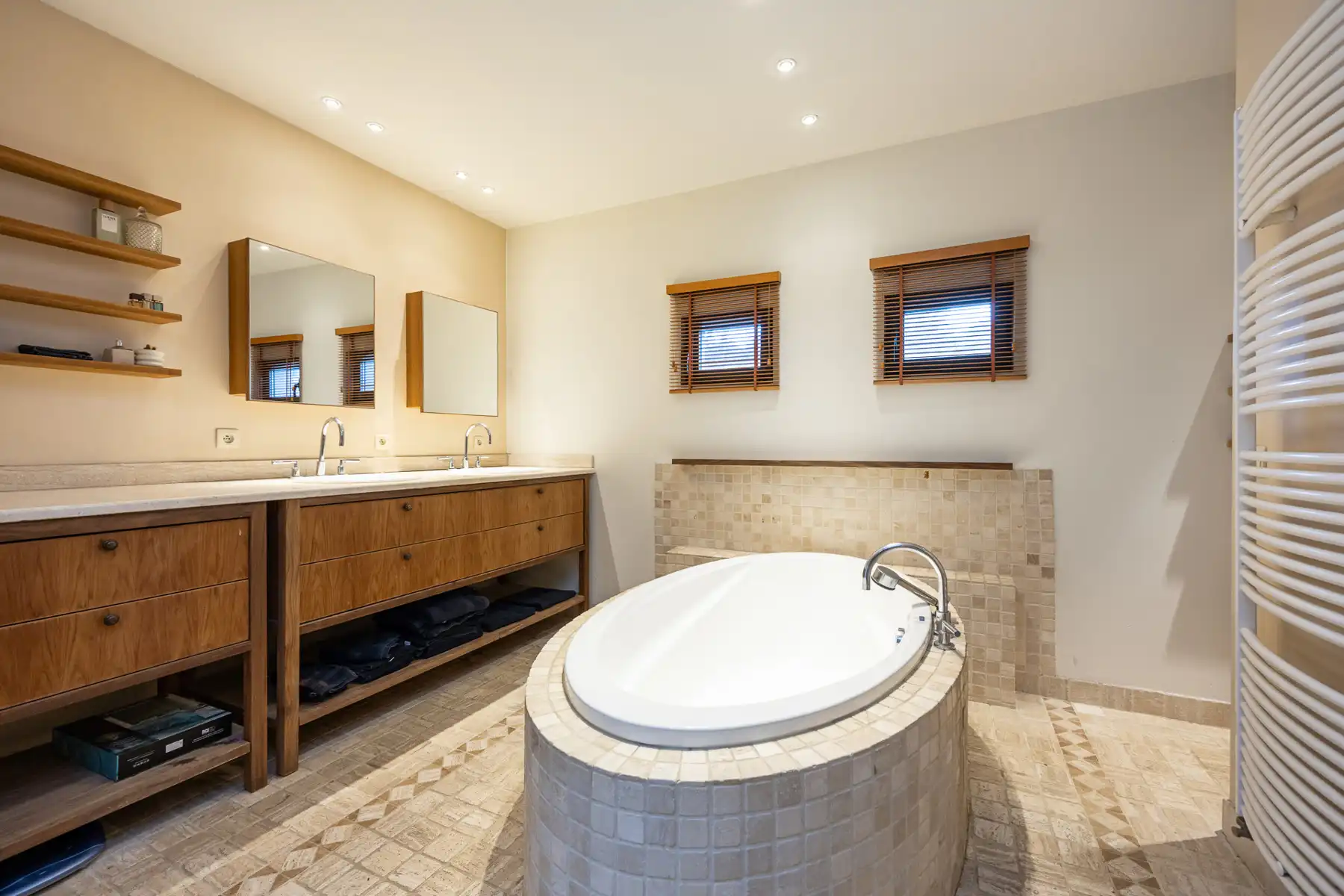 Gerenoveerde hoeve met weiland en stallen op ca. 11 000 m²  foto 19