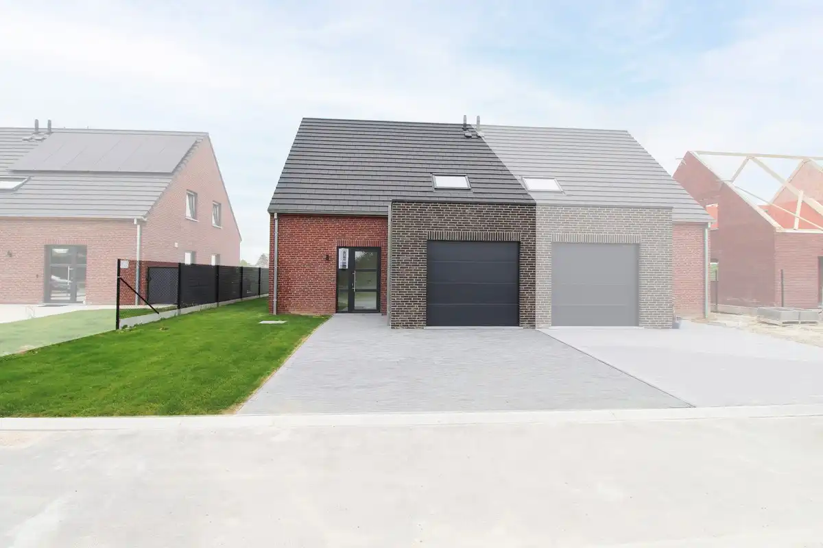 2 nouvelles maisons avec garage à Saint-Léger foto {{pictureIndex}}
