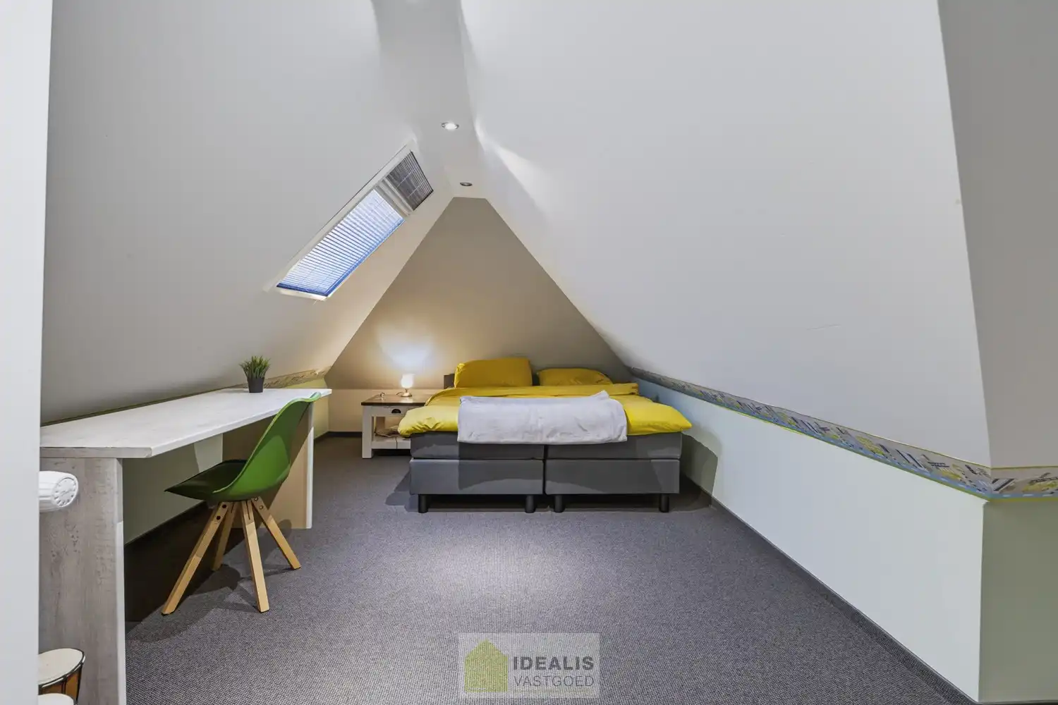 IDEALIS VASTGOED – EEN HUIS OM VERLIEFD OP TE WORDEN! DEZE PRACHTIGE INSTAPKLARE (LEVENSBESTENDIGE) VILLA MET EEN HEERLIJKE LICHTRIJKE LEEFRUIMTE VOORZIEN VAN EEN OPEN KEUKEN, 5 SLAAPKAMERS, 2 BADKAMERS, EEN PERFECT AANGELEGDE TUIN IN ALLE PRIVACY, UITGERUST MET EEN GOED VOORZIENE BUITENKEUKEN EN BIJGEBOUWEN INGERICHT VOOR WELLNESS (HOT TUB) EN BERGRUIMTE! EEN MUST VISIT VOOR ZIJ OP ZOEK NAAR MOOIE HUIZEN! foto 40