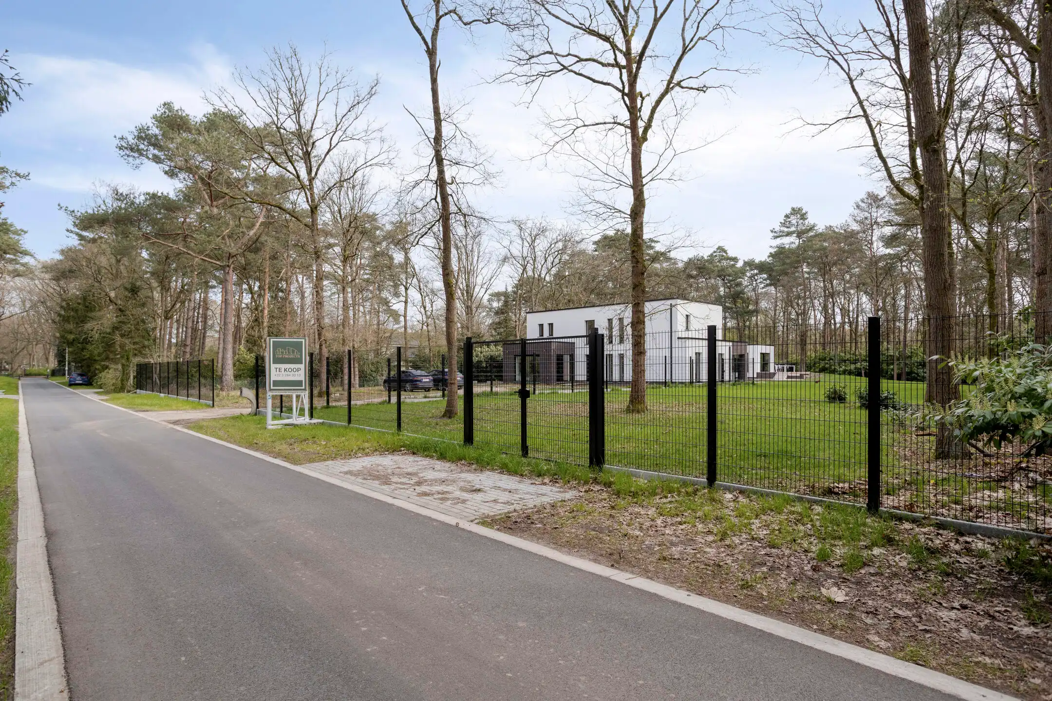 Riante villa met bijgebouw en aangrenzende bouwgrond op uniek perceel  foto 2