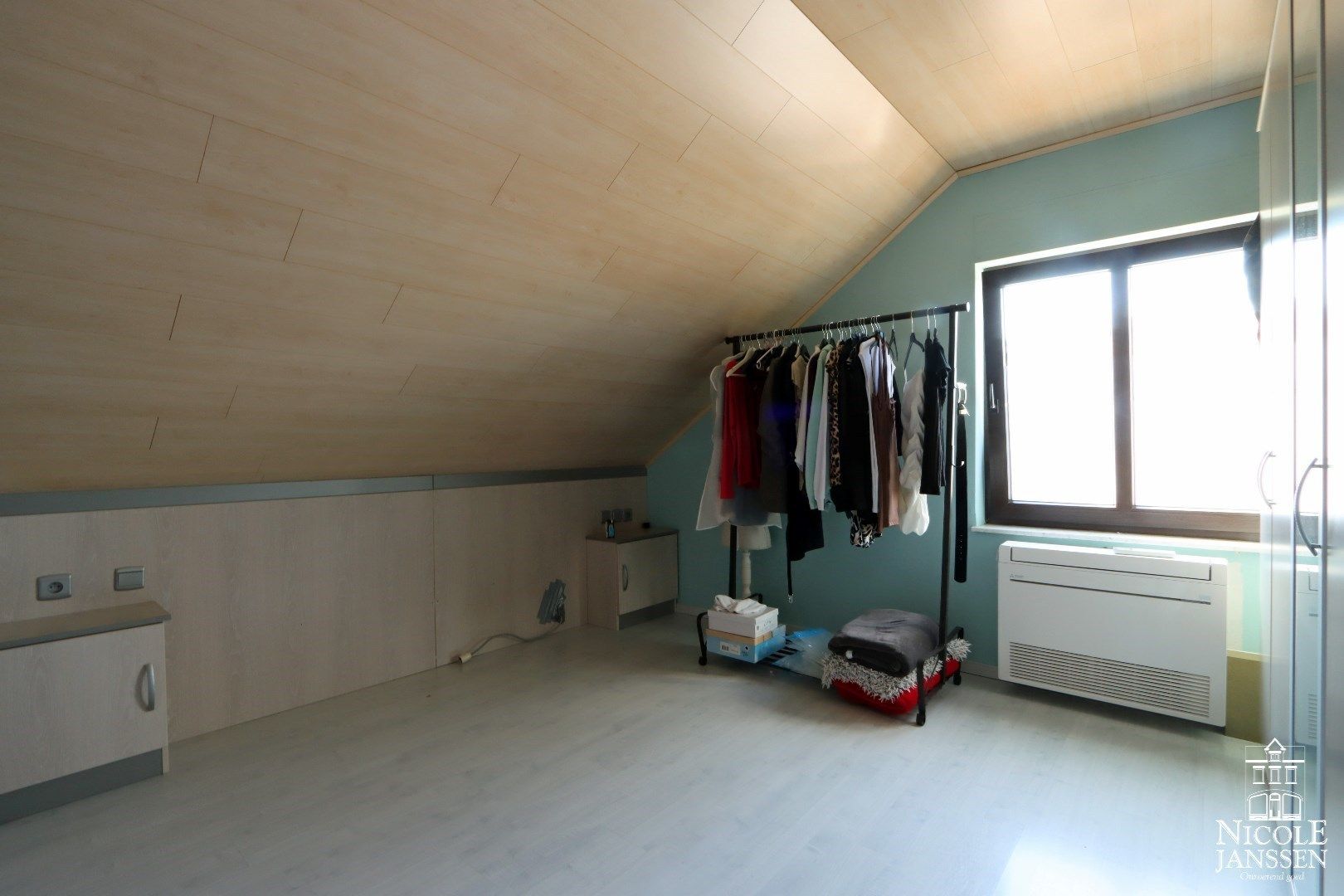 Instapklare gezinswoning met drie slaapkamers, twee badkamers, grote kelder en vrijstaande garage foto 17