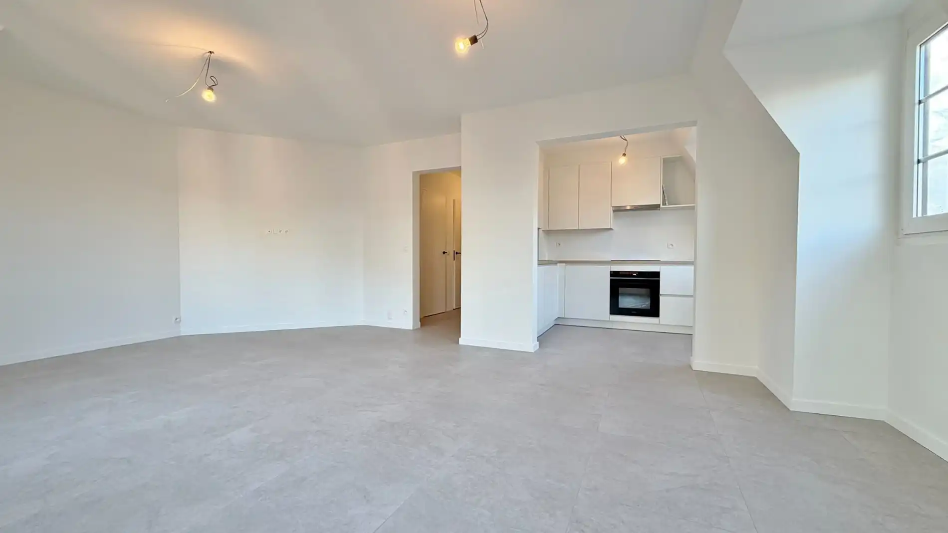 Stijlvol gerenoveerd appartement op toplocatie in het centrum van Ieper. foto 8