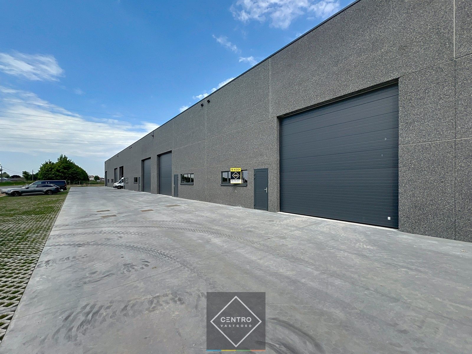 NB MAGAZIJN van 180m² (vrije hoogte 7m !) , voorzien van sectionaalpoort, deur, raam en 2 parkeerplaatsen te SLEIHAGE (Oostnieuwkerke). foto 2