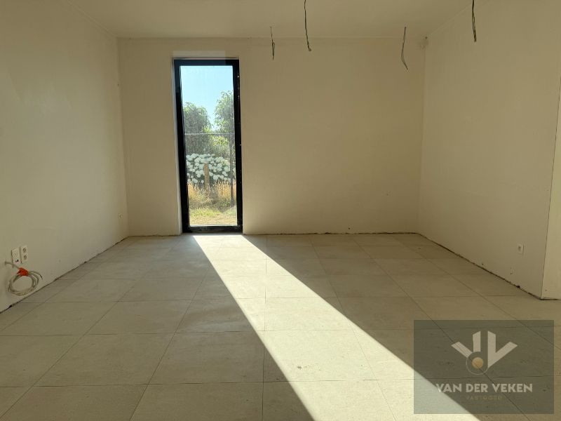 Ruime en volledig afgewerkte half open BEN-woning met 3 slaapkamers te bewonderen in het gezellige Kermt foto 7