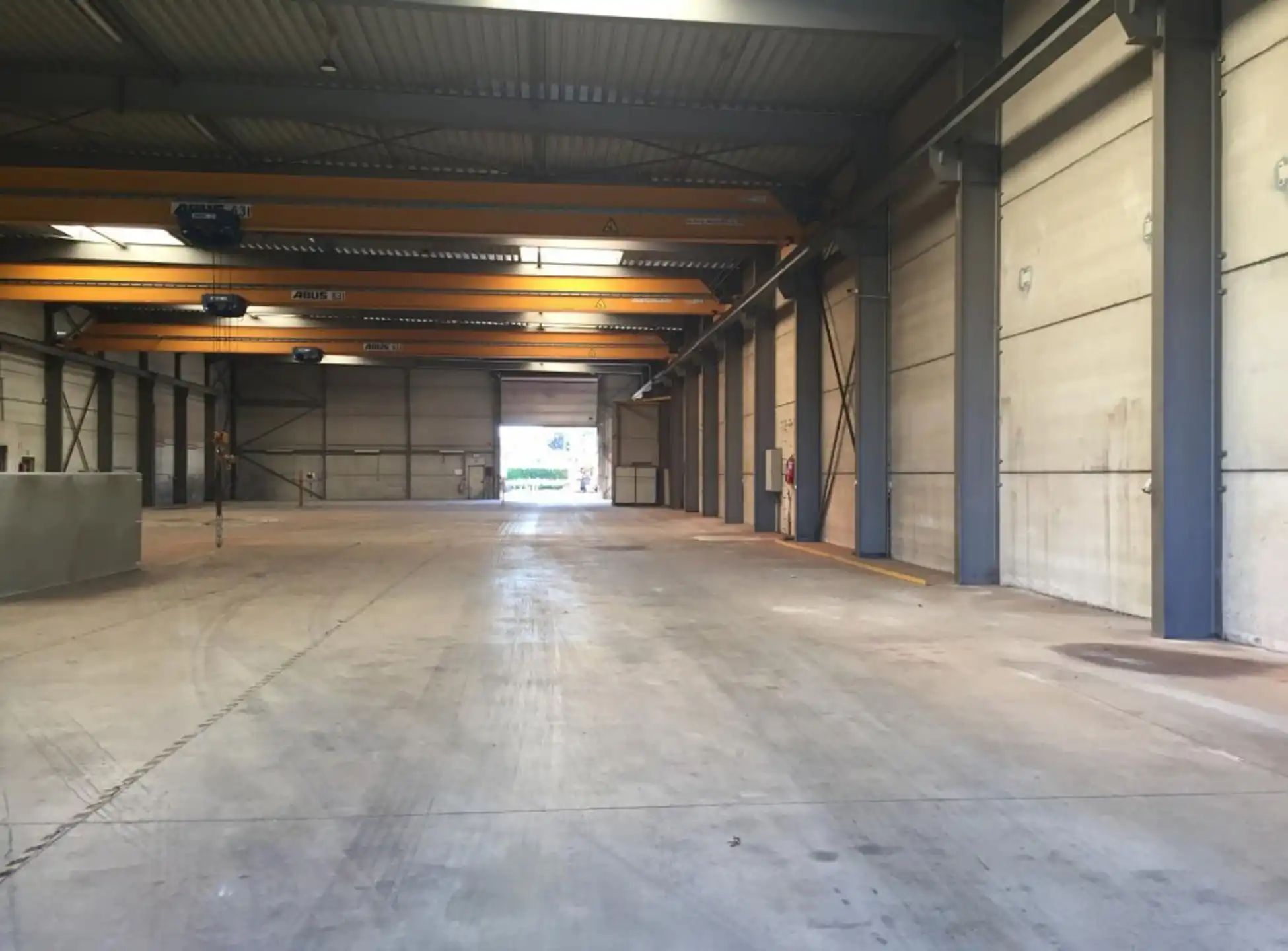 Magazijn 1.375m², hoogte 8m en kantoor 290m² en parking 9 pl foto 2