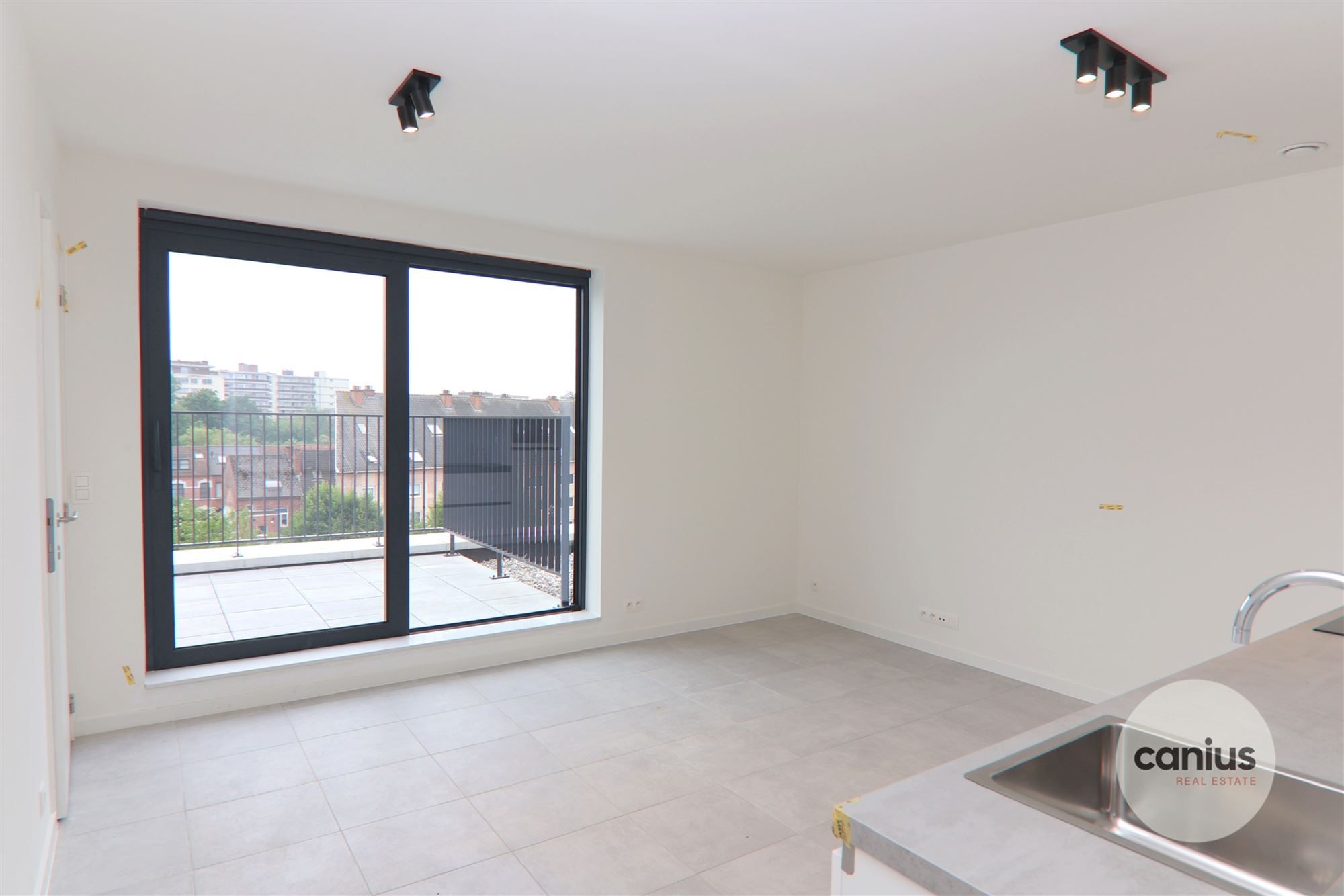 GESCHILDERDE PENTHOUSE IN HARTJE HASSELT MET 1 SLK + 2 TERRASSEN & PARKING foto 2