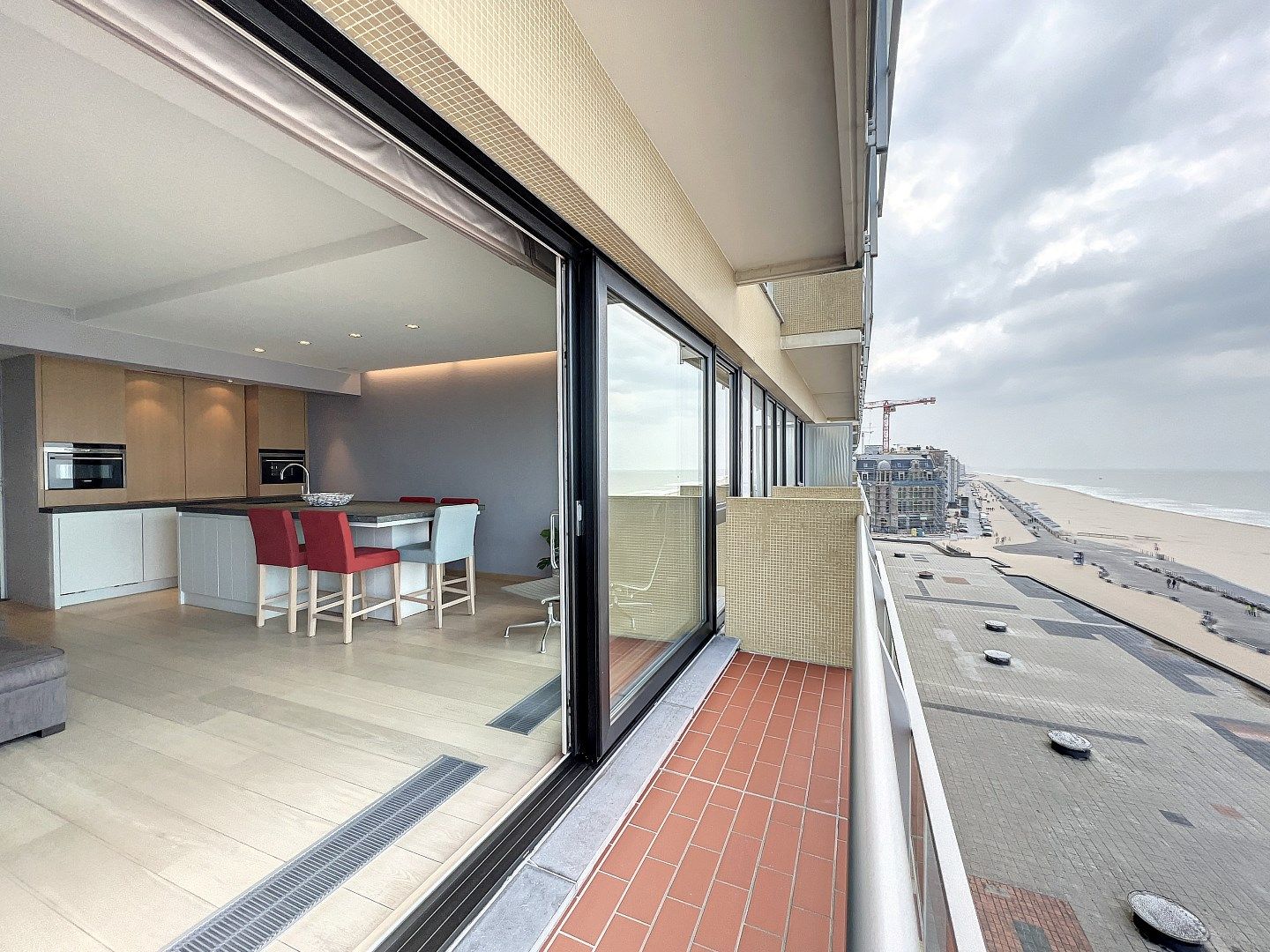 Schitterend vernieuwd 2 SLPK AP met zicht op zee foto {{pictureIndex}}