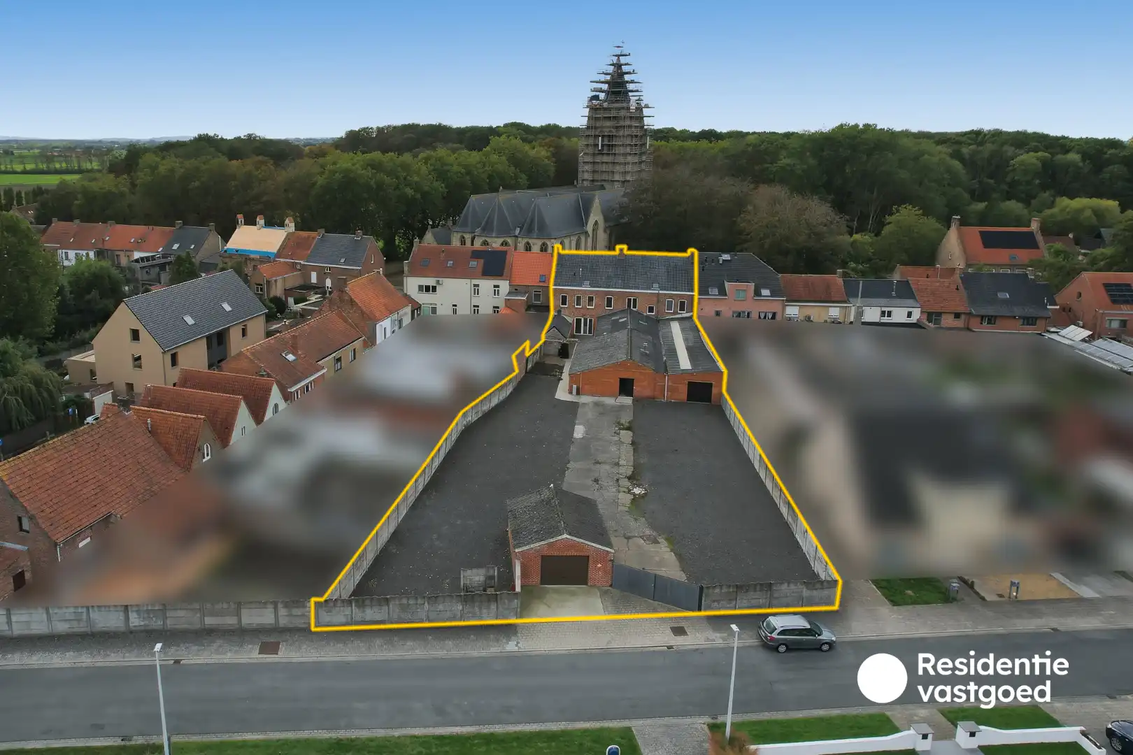 Veelzijdig eigendom met handelsruimte, ruime woning en bouwgrond in centrum Merkem! foto 2