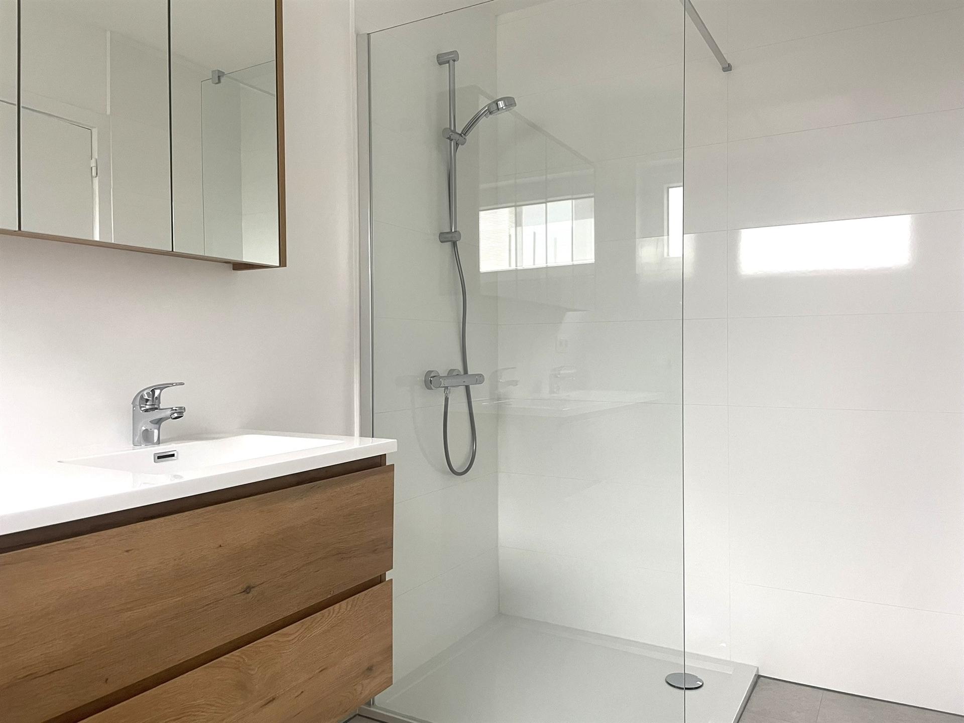 Gerenoveerd hoek appartement met 2 slaapkamers. foto 4