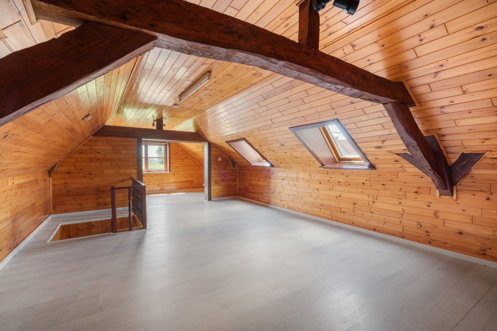 Halfopen woning met tuin en garage op landelijke toplocatie nabij alle invalswegen foto 18