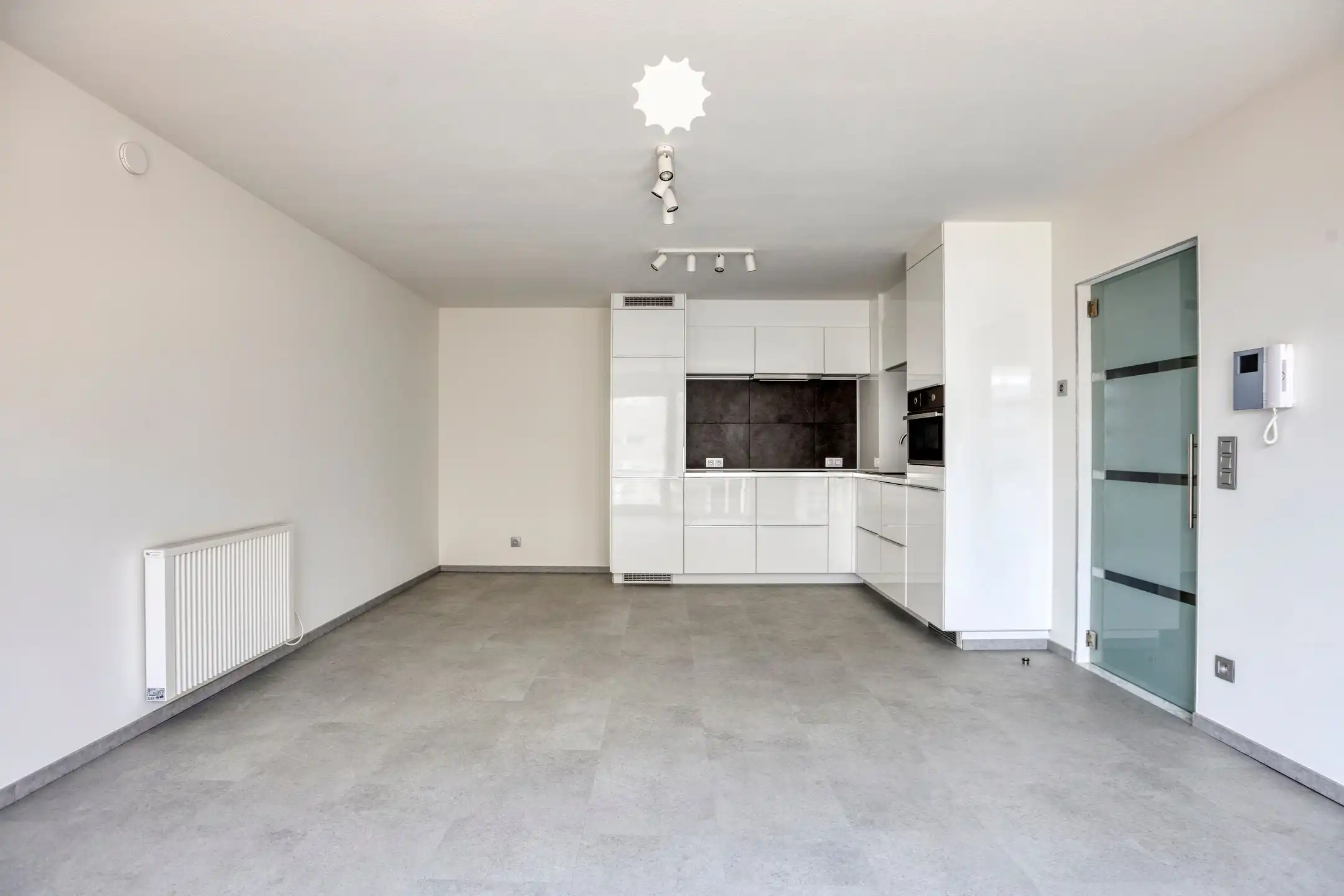 "Wonen zonder zorgen: vernieuwd appartement met garage" foto 4