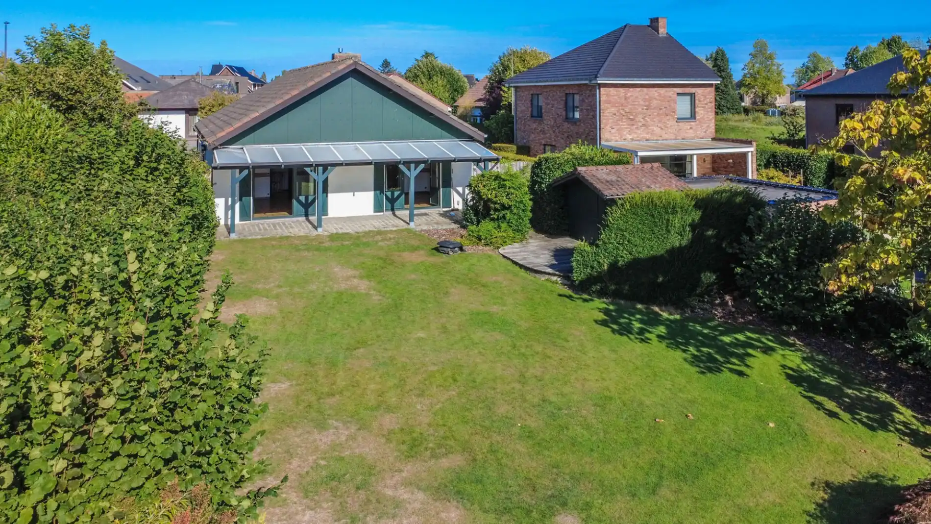 LICHTRIJKE OPEN BEBOUWING MET 3 SLP, GARAGE & ZUID-TUIN foto {{pictureIndex}}
