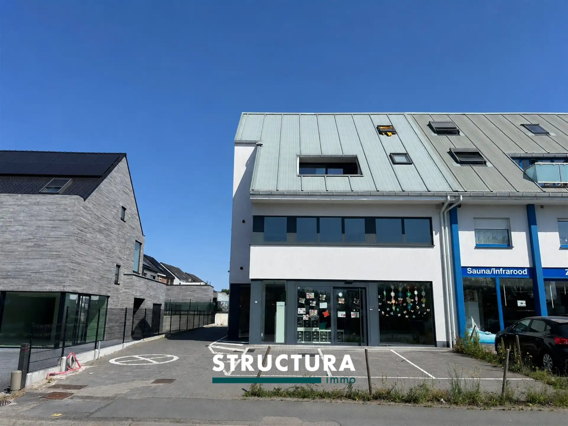 Recente kantoorruimte op commerciële ligging met achtergelegen parking! foto {{pictureIndex}}