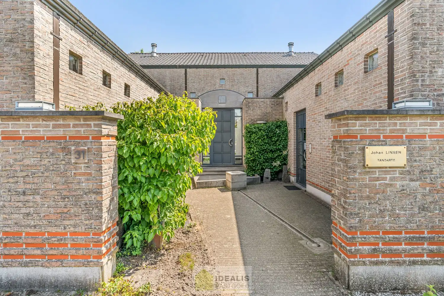 EXTRA RUIME VILLA MET EEN PRACHTIG LICHTRIJKE LEEFRUIMTE, RUIME KEUKEN, 4 SLAAPKAMERS, 2 BADKAMERS EN EEN RUIM PRAKTIJK/KANTOORGEDEELTE OP EEN RIANT EN CENTRAAL PERCEEL VAN MAAR LIEFST 16A 27CA OP EEN GUNSTIGE LOCATIE NABIJ HET CENTRUM VAN ACHEL! foto 3