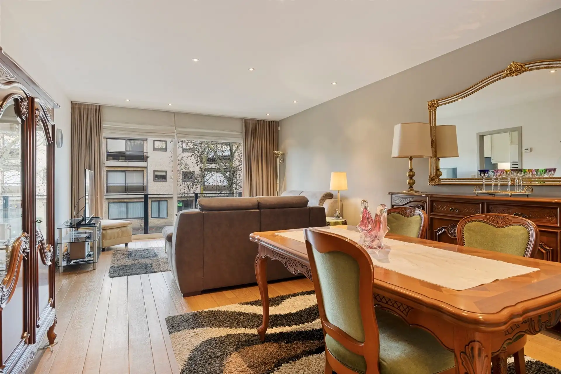 Uitstekend gelegen 3 slaapkamerappartement met 2 autostaanplaatsen (105m²) foto 2