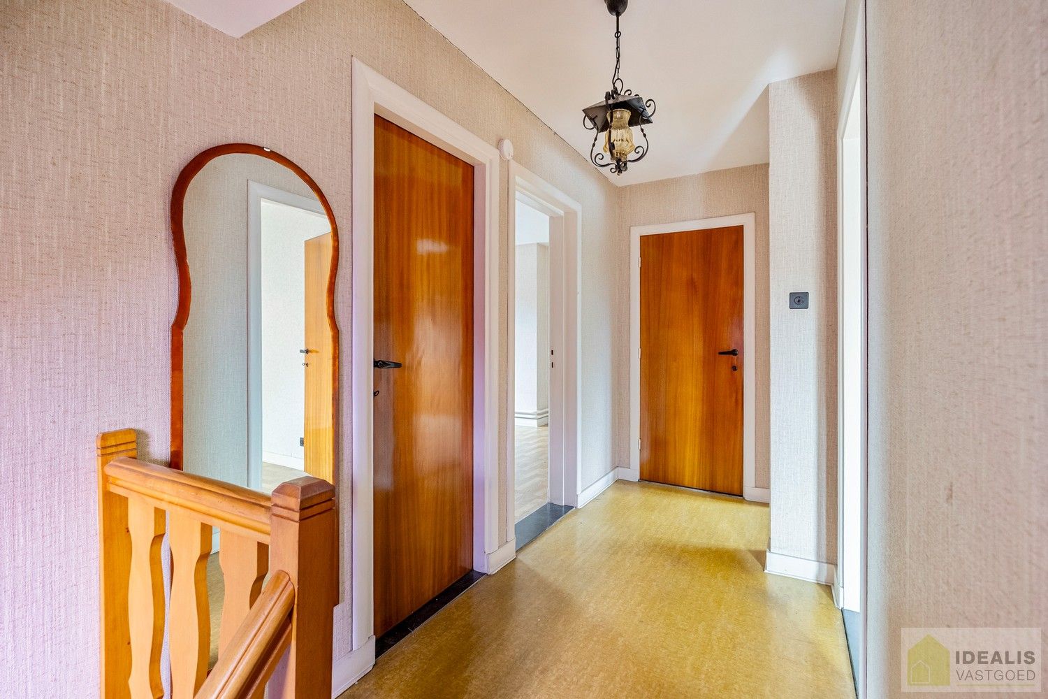 IDEALIS VASTGOED - Aangename karakterwoning op fijne locatie te Pelt. Deze woning omvat maar liefst +-143m² netto bewoonbare oppervlakte op een perceel van 4a 53ca met een ruime woonkamer, maar liefst 3 slaapkamers, badkamer, wasplaats, veranda en garage vlakbij de dorpskern van Boseind! Uiterst geschikt voor kandidaten op zoek naar een betaalbare woning op te frissen naar eigen wens. foto 22
