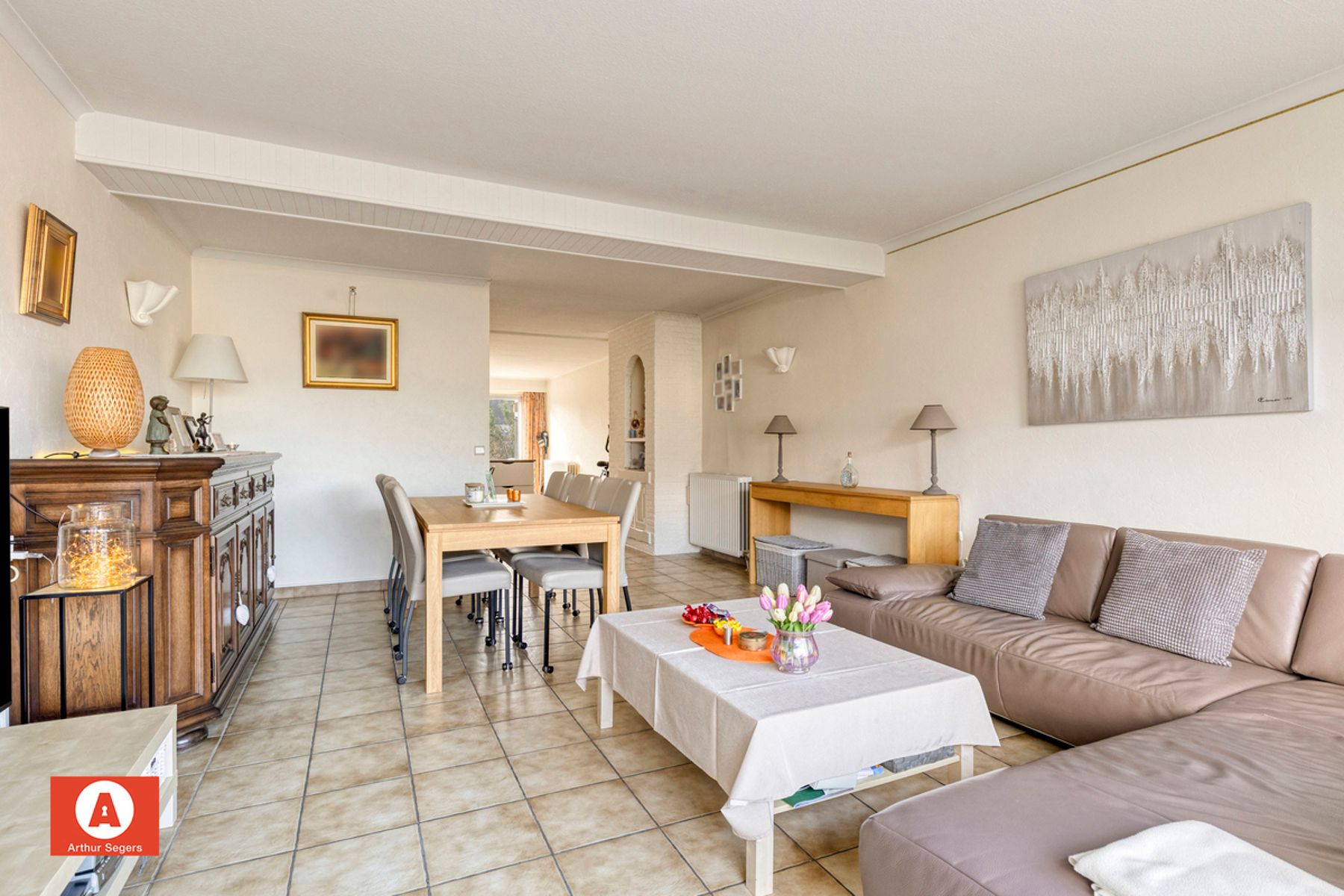 Ruime woning met zuidgerichte tuin en achteruitweg foto 2