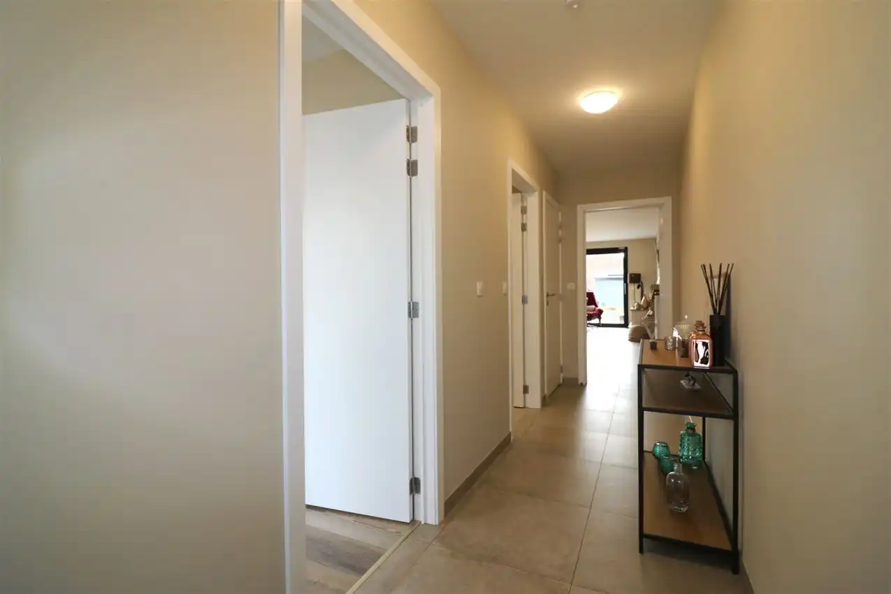 Gelijkvloers appartement met zuidgericht terras en tuintje, autostaanplaats foto 11