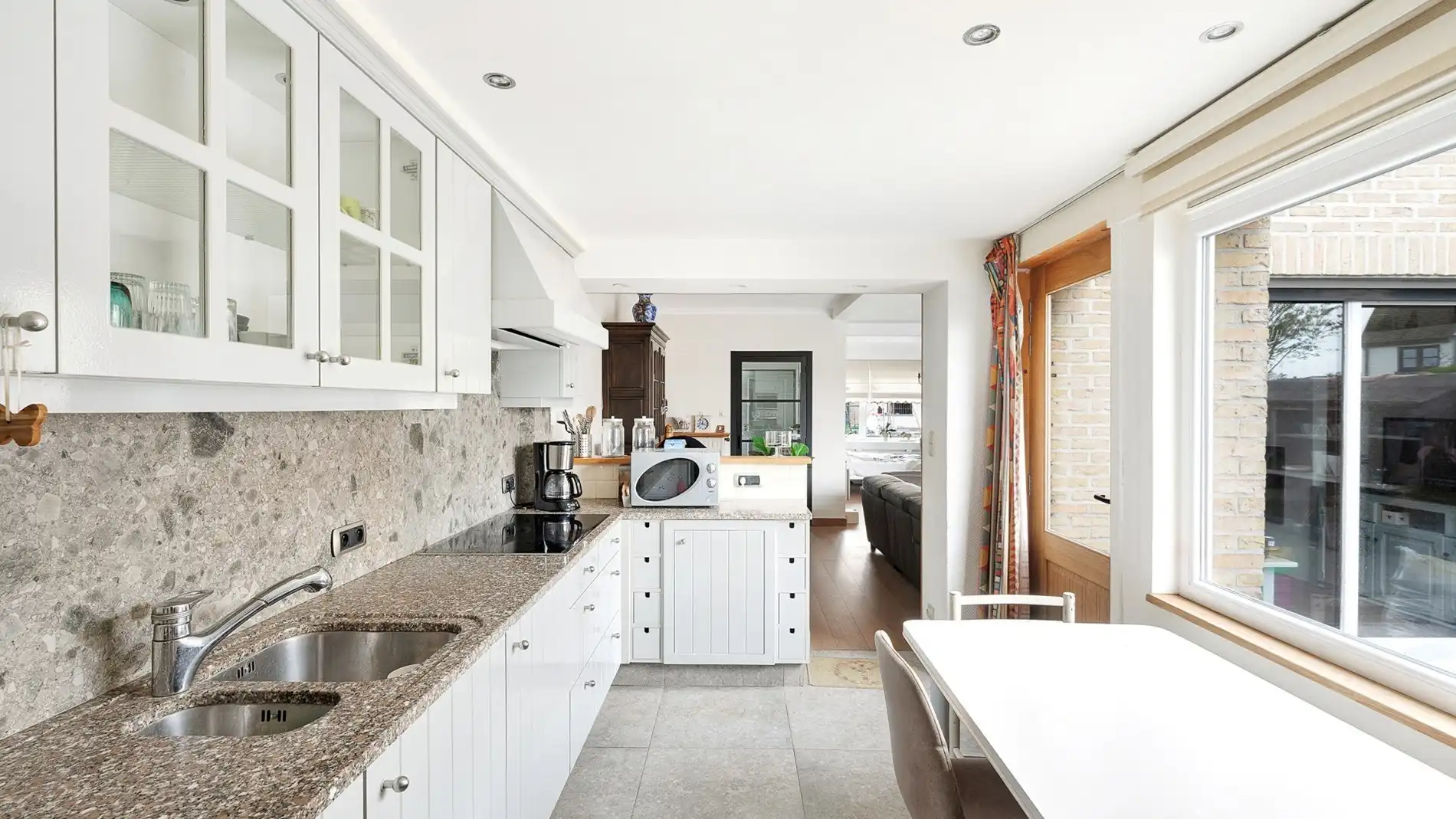 Woning met een leuke binnentuin en garage te Knokke foto 8