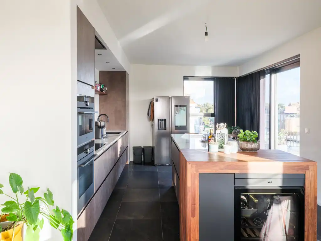 Ruim en lichtrijk dakappartement met twee slaapkamers, bureau en royaal zonneterras in de dynamische omgeving van de Nieuwe Voorhaven. foto 7