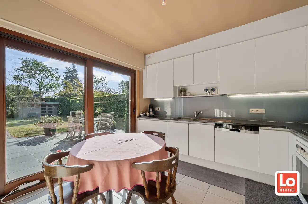 VERKOCHT!! Ruime degelijke alleenstaande woning met afzonderlijke garage en carport op een makkelijk bereikbare locatie in Lokeren! foto 8