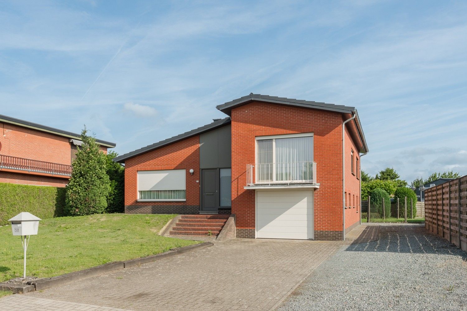 Hoofdfoto van de publicatie: Ruime splitlevelwoning op 1126 m² in Achel, nabij de Nederlandse grens!