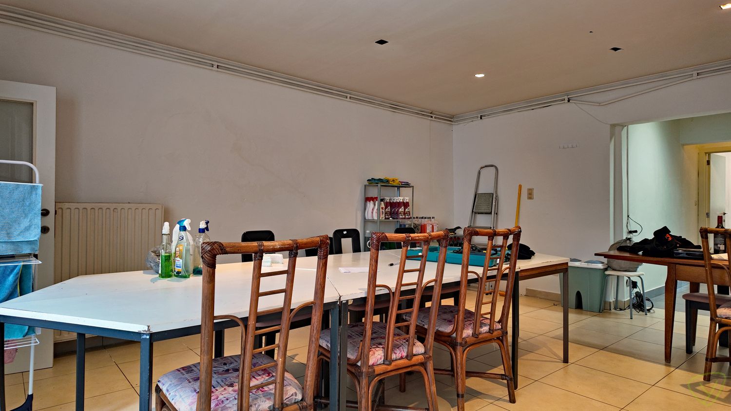 Ruime handelsruimte gelegen op de Markt van Eeklo! foto 8