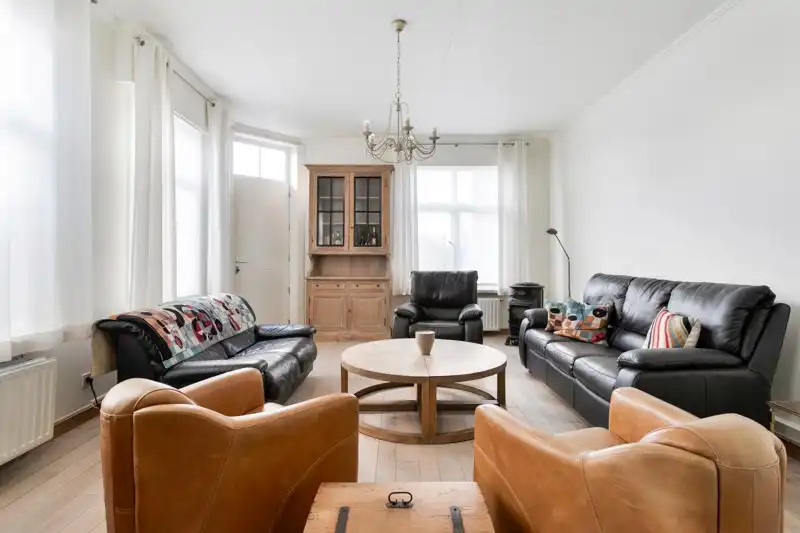 🏡 Uniek en authentiek pand vol karakter en mogelijkheden. Ruime woning, multifunctionele bijgebouwen en een charmante, omsloten tuin. foto 3