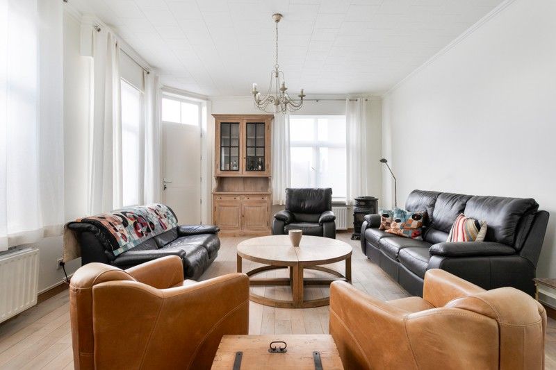 🏡 Uniek en authentiek pand vol karakter en mogelijkheden. Ruime woning, multifunctionele bijgebouwen en een charmante, omsloten tuin. foto 3