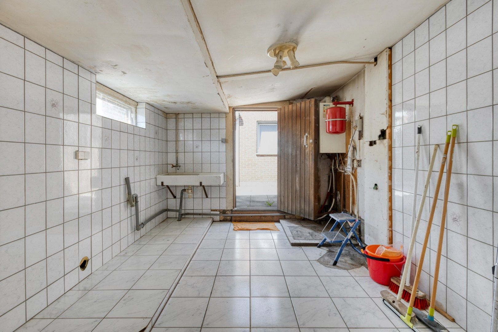 Gezellig ingerichte woning met hobbyruimte en tuin + toegang achterom foto 23