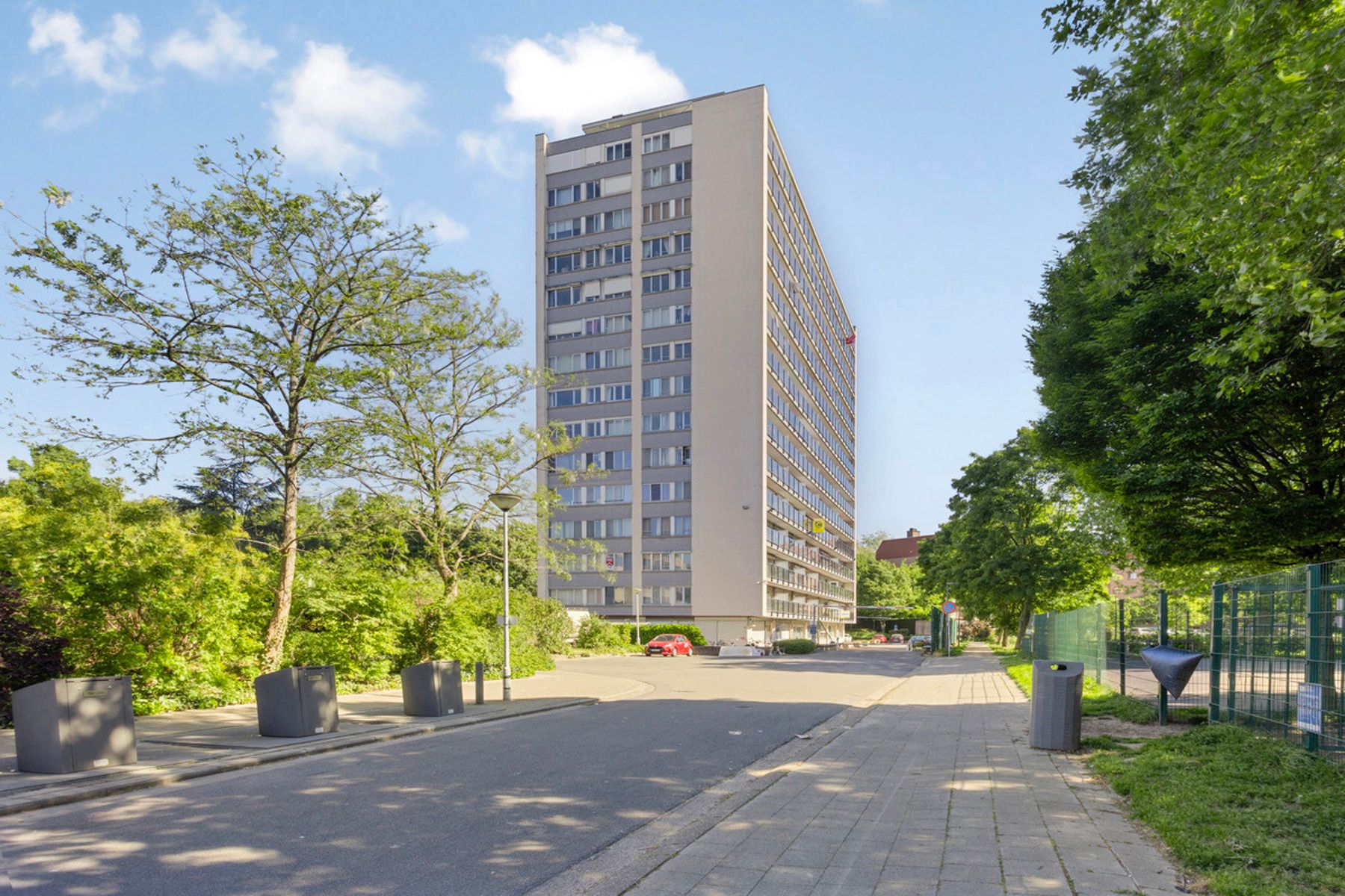 Goed gelegen appartement op het 13e verdiep foto 2