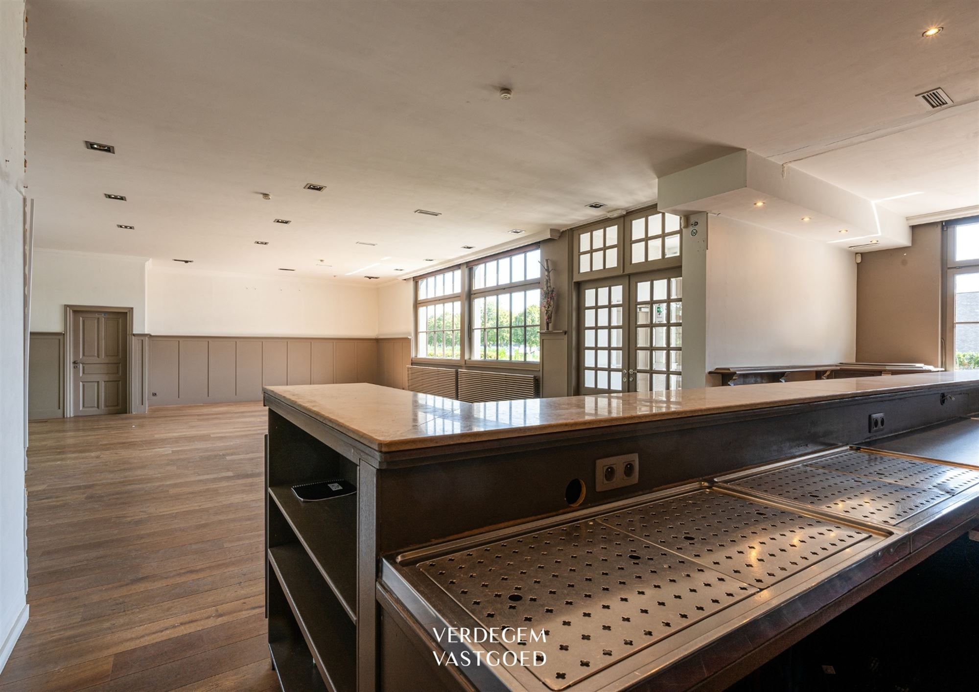 Uiterst commercieel gelegen handelspand met woonst voor horeca of kantoren foto 14