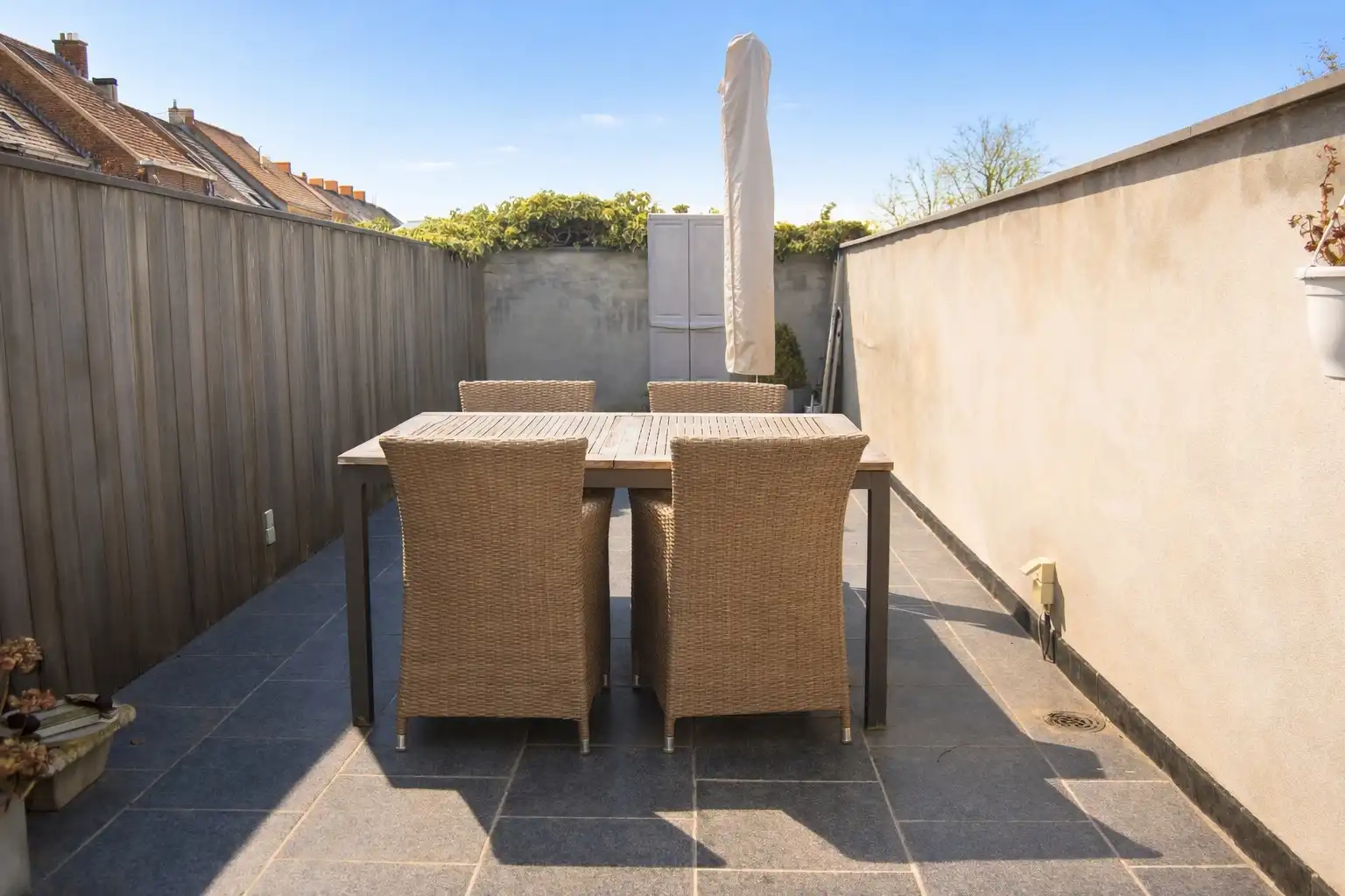 Dit prachtig gerenoveerde appartement uit 2010 is gelegen in het centrum van Zottegem, op de eerste verdieping van een verzorgd gebouw met lift.  foto 2