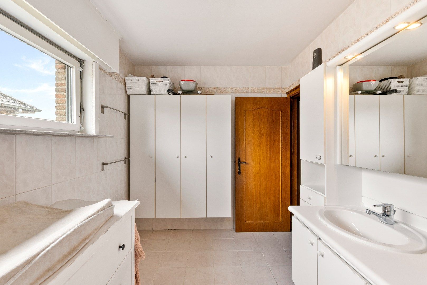 Ruime woning met 3 slaapkamers, ruime tuin en garage. foto 12