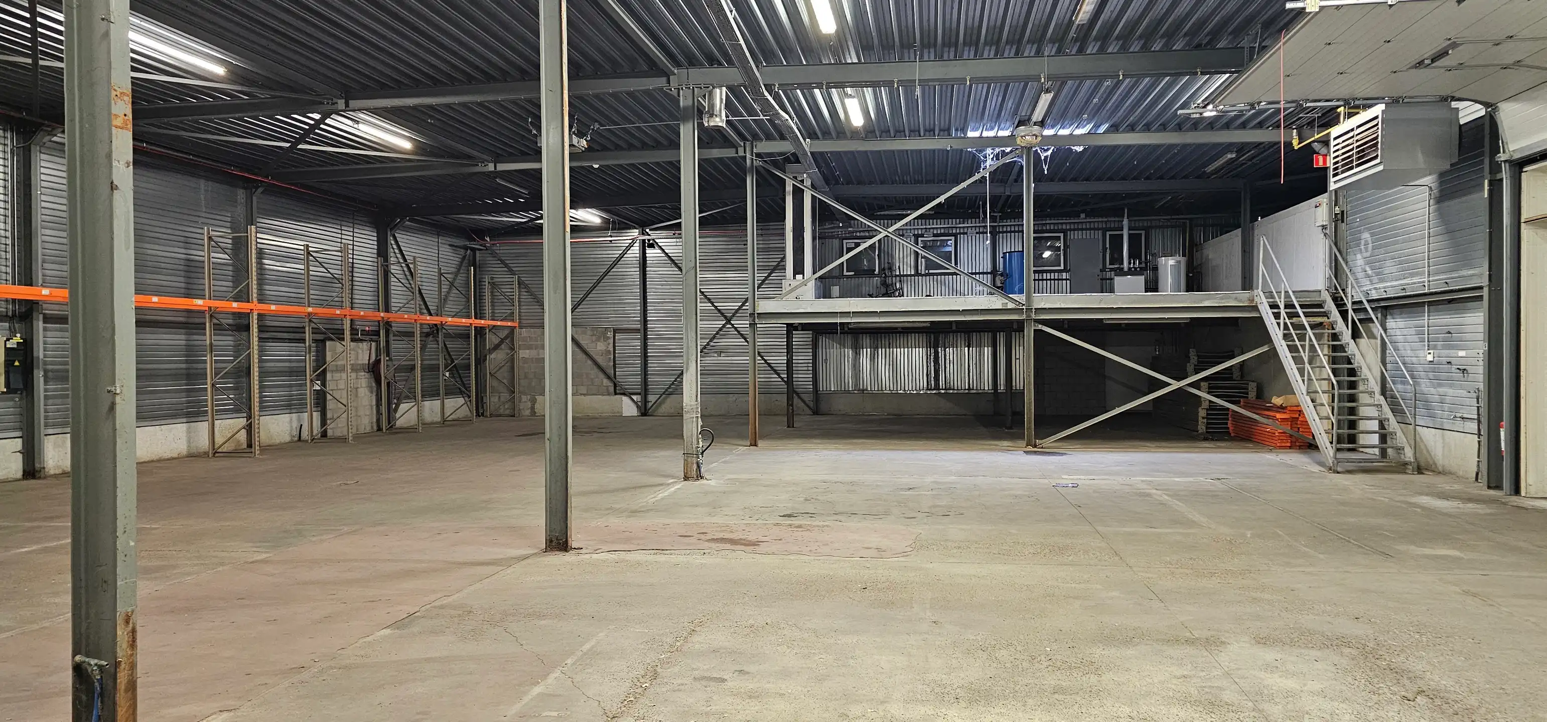 TE HUUR: magazijn/werkplaats van 930m² in Diest foto 3