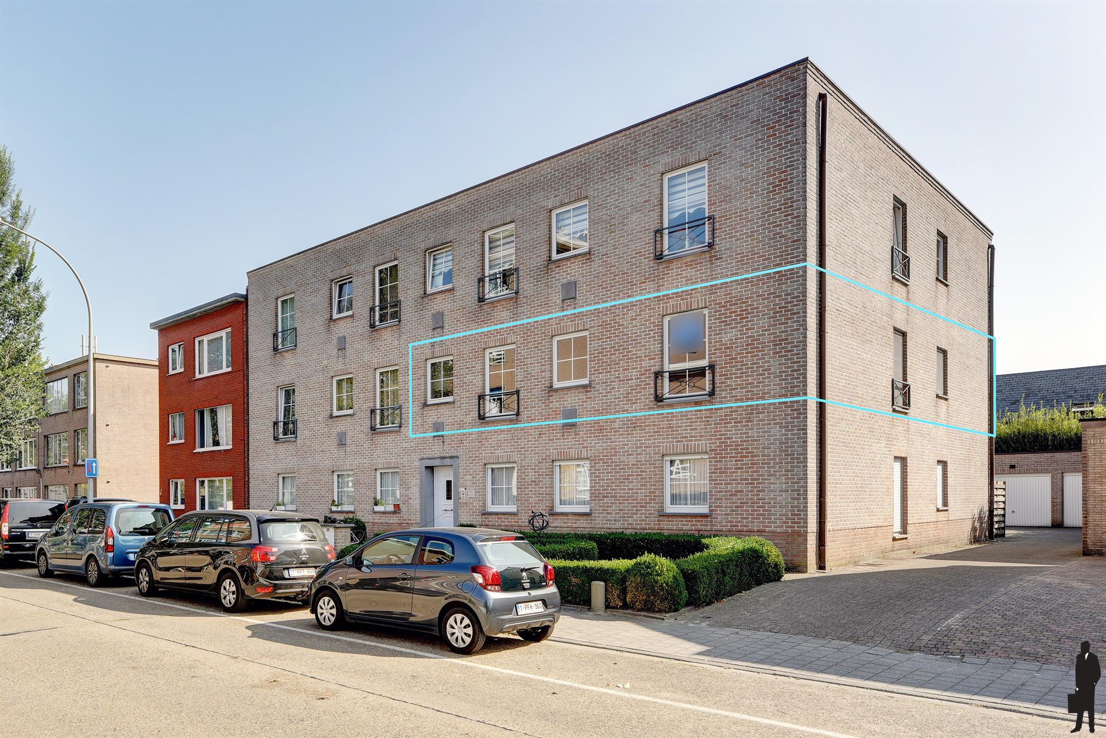 Ruim 3-slaapkamerappartement met terras en garagebox foto {{pictureIndex}}