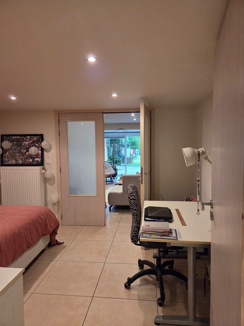Ruim appartement op het gelijkvloers met tuin en garage foto 4