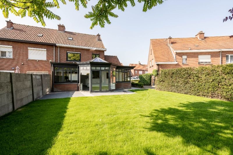Volledig gerenoveerde halfopen bebouwing met tuin, veranda, kelder en vier slaapkamers in rustige buurt foto 25