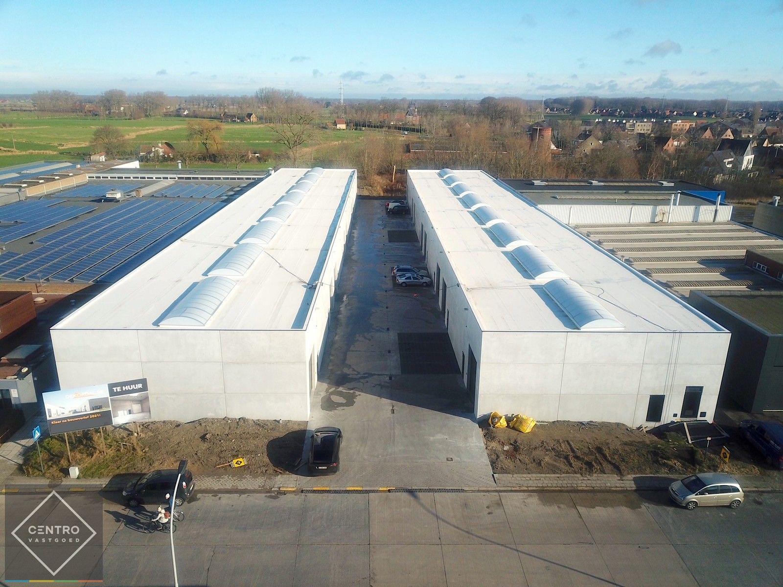 NB LOODS (221m2) voorzien van alle nutsen, vrije hoogte van 6,2m (tussenverdieping mogelijk) en een private PARKEERPLAATS op ambachtelijke zone te Brugge. foto 7