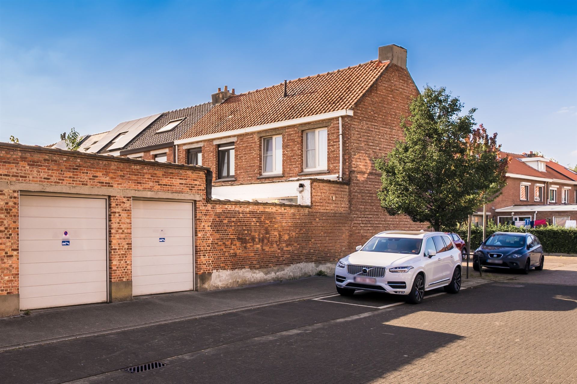 Woning met tuin + 2 garages (+ € 40.000) foto 2
