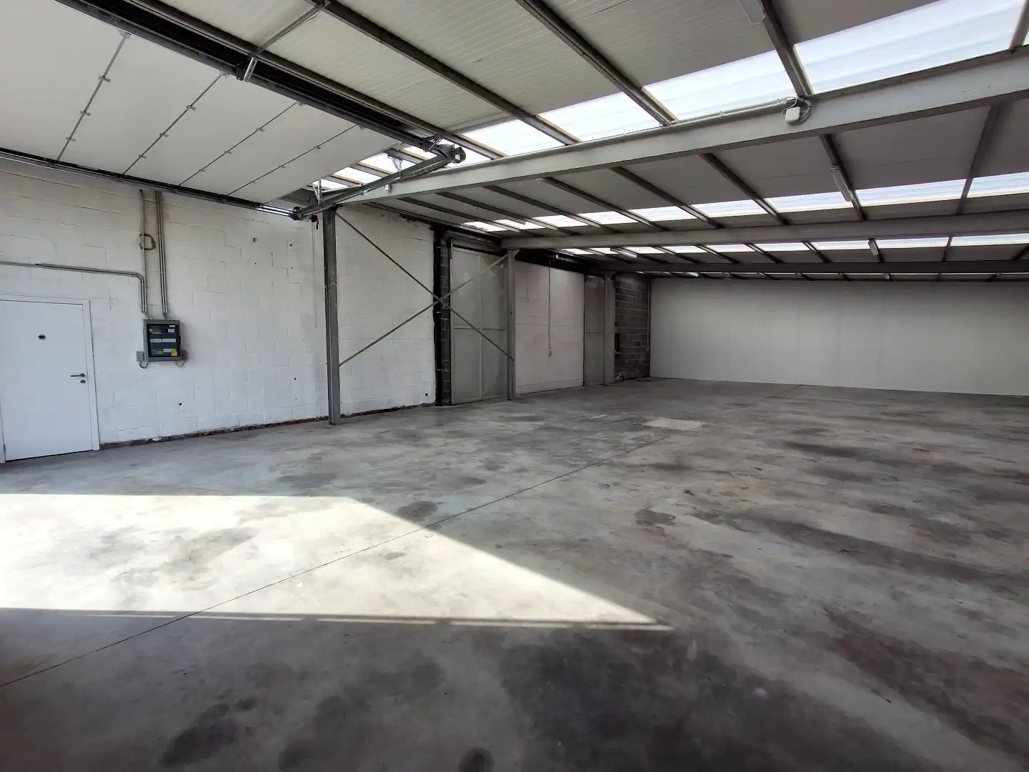 INSTAPKLARE LOODS VAN 216 M² MET UITSTEKENDE BEREIKBAARHEID foto 2