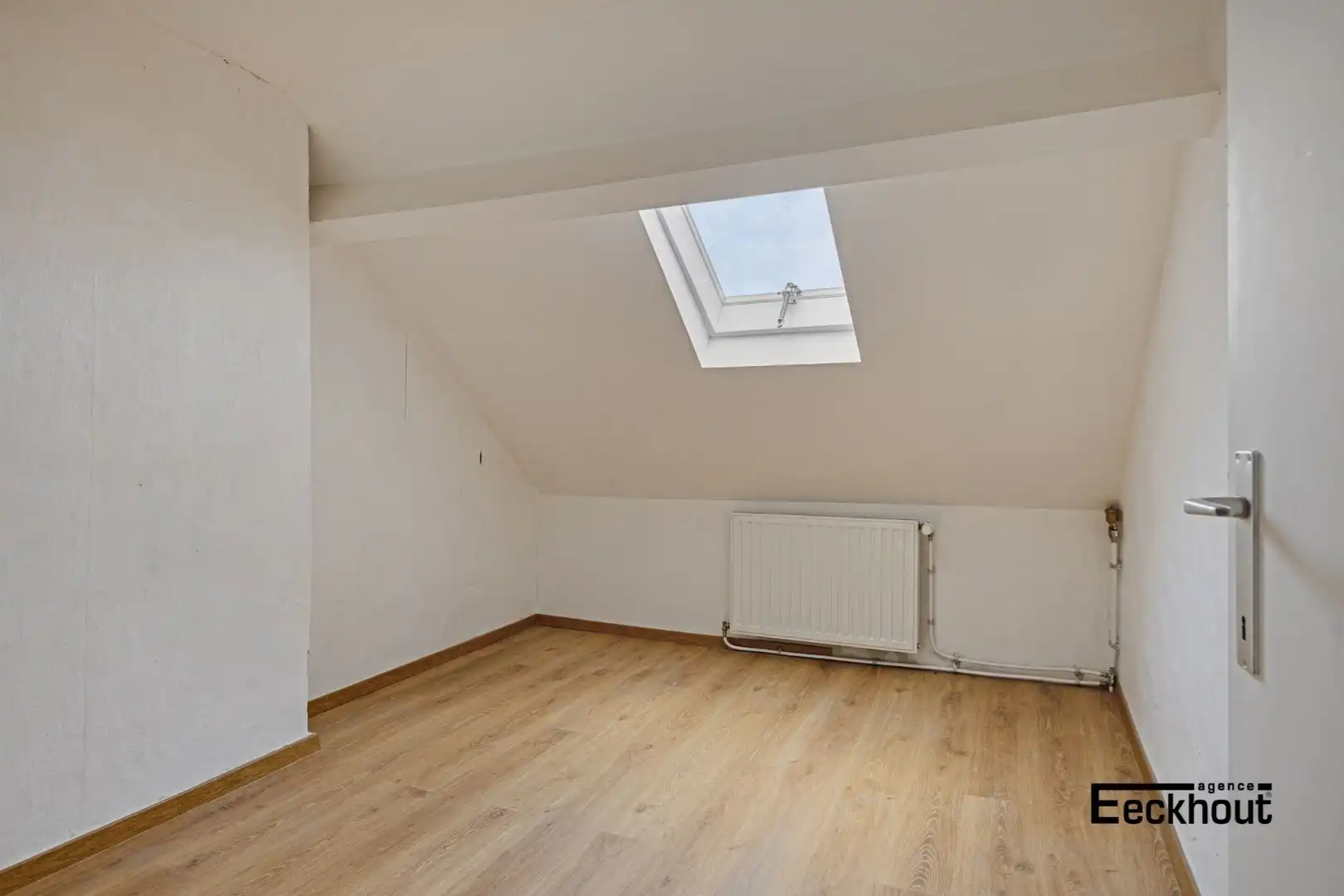 Uniek en ruim (351 m²) herenhuis met garages op topligging te Oostende ! foto 25