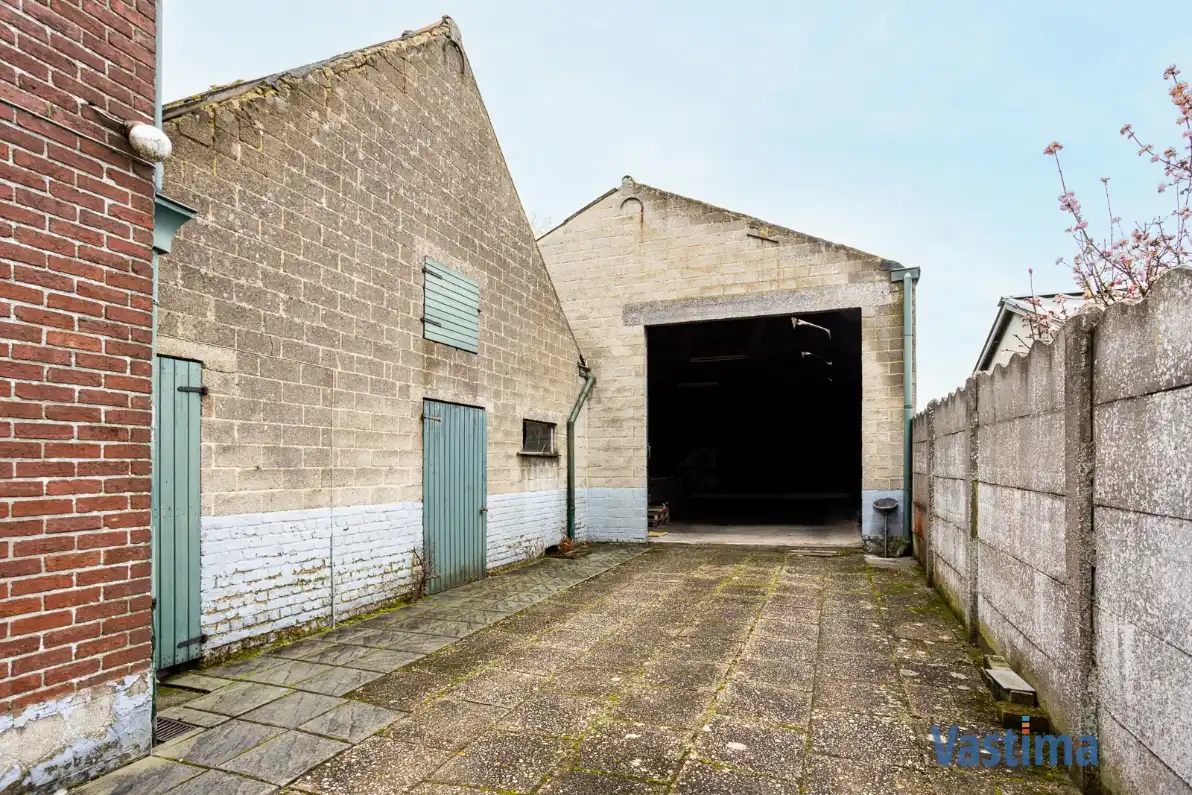 Woning met loods en grote tuin foto 6