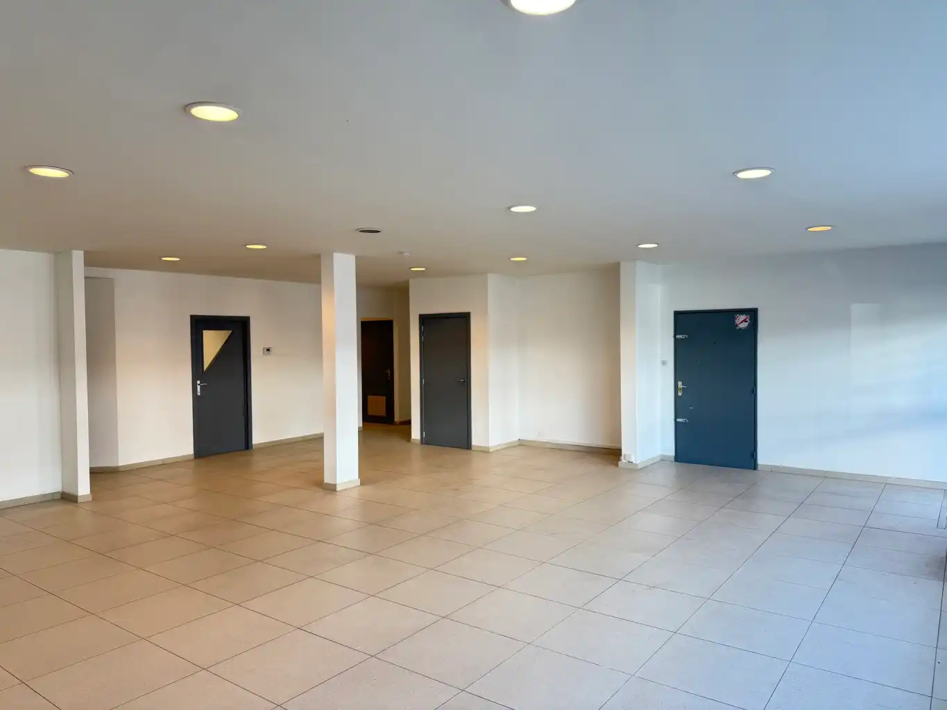 Handelsgelijkvloers met polyvalente ruimte, burelen & opslag foto 2