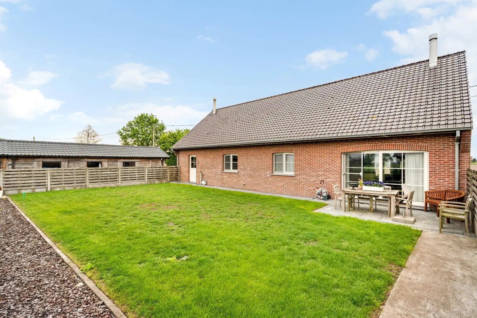 Villa met 2 slaapkamers, ruime zolderverdieping, garage en tuin. foto 15