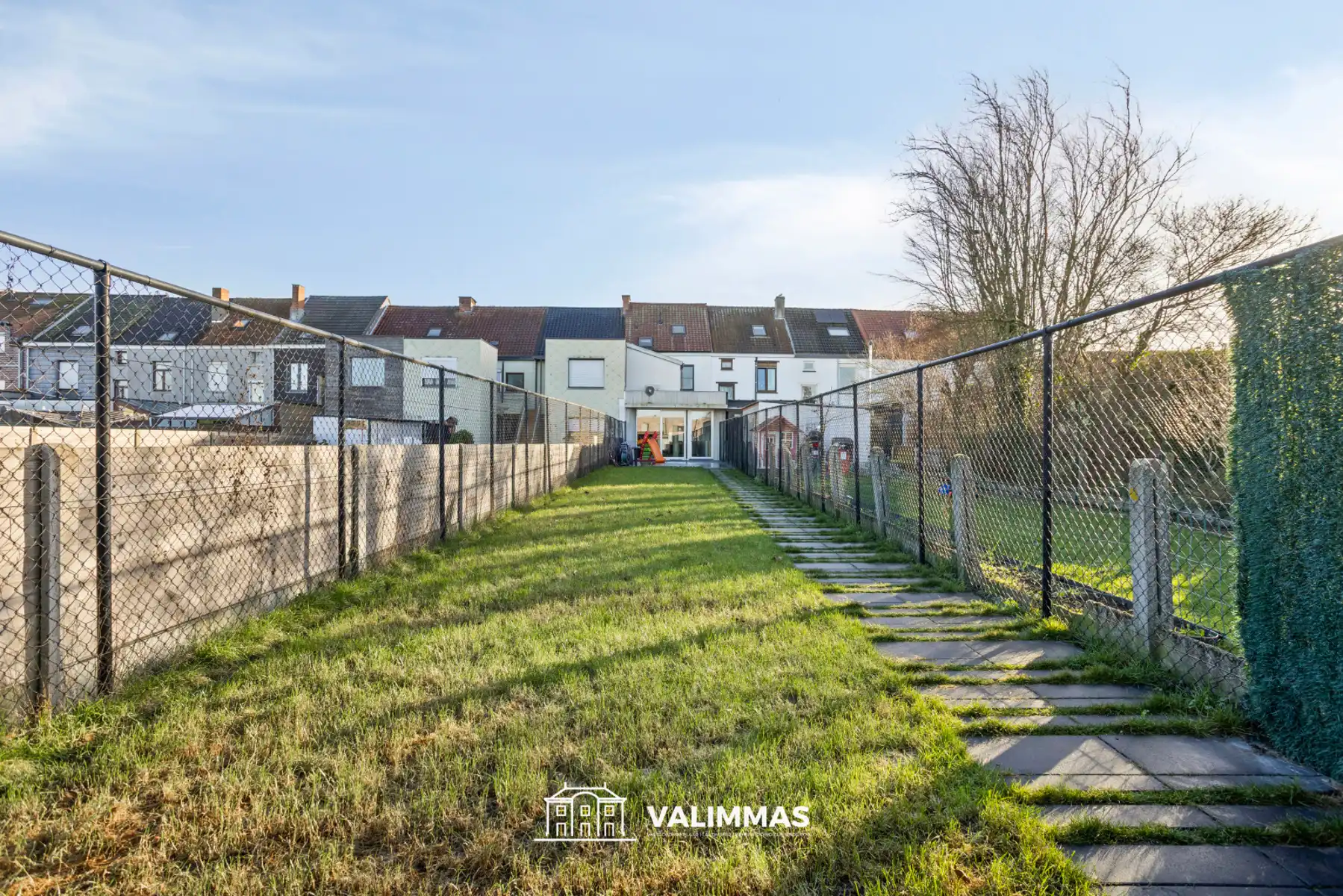 Totaal gerenoveerde woning met parking en mooie tuin... foto 12