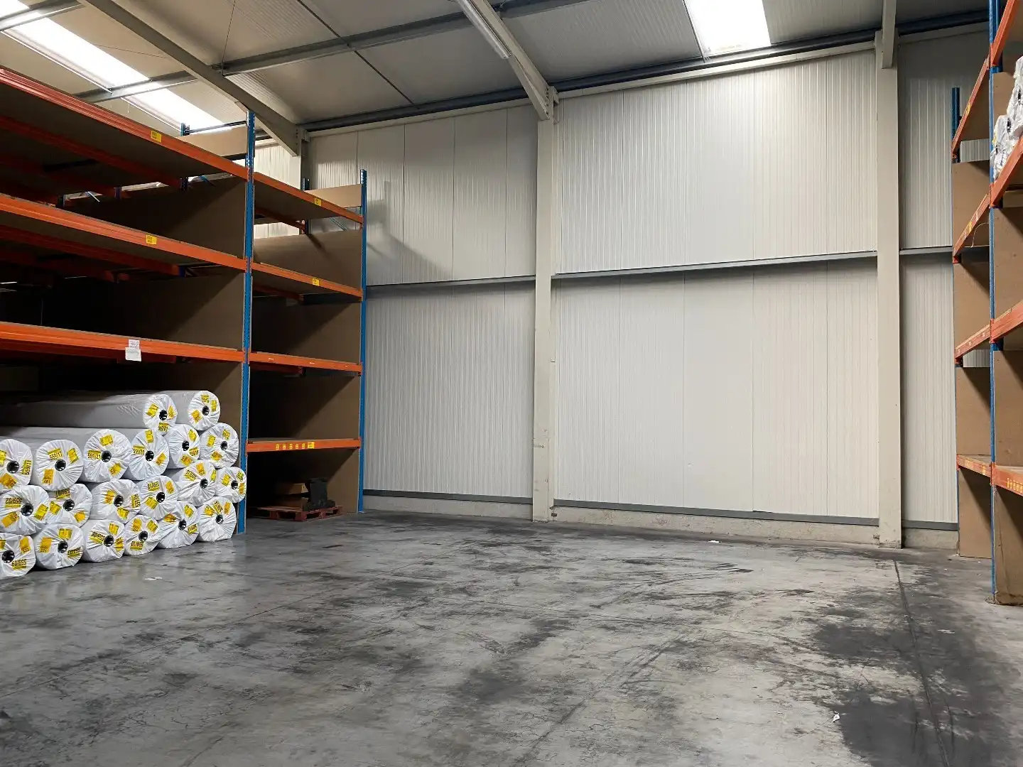3 ruime loodsen (+-2110m²) met diverse mogelijkheden in een industriezone. foto 5