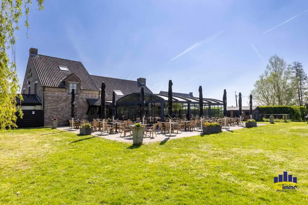 Uniek restaurant met woonst te koop op toplocatie in het groen te Hamme foto {{pictureIndex}}
