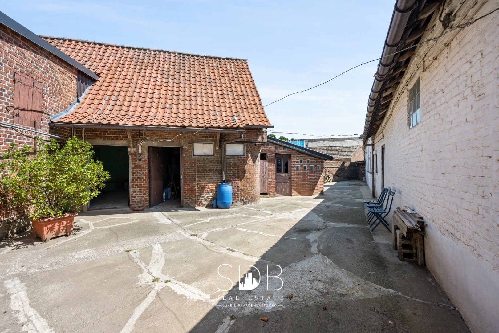 Charmante hoeve met bijgebouwen en graslanden op 27.559m² foto 15