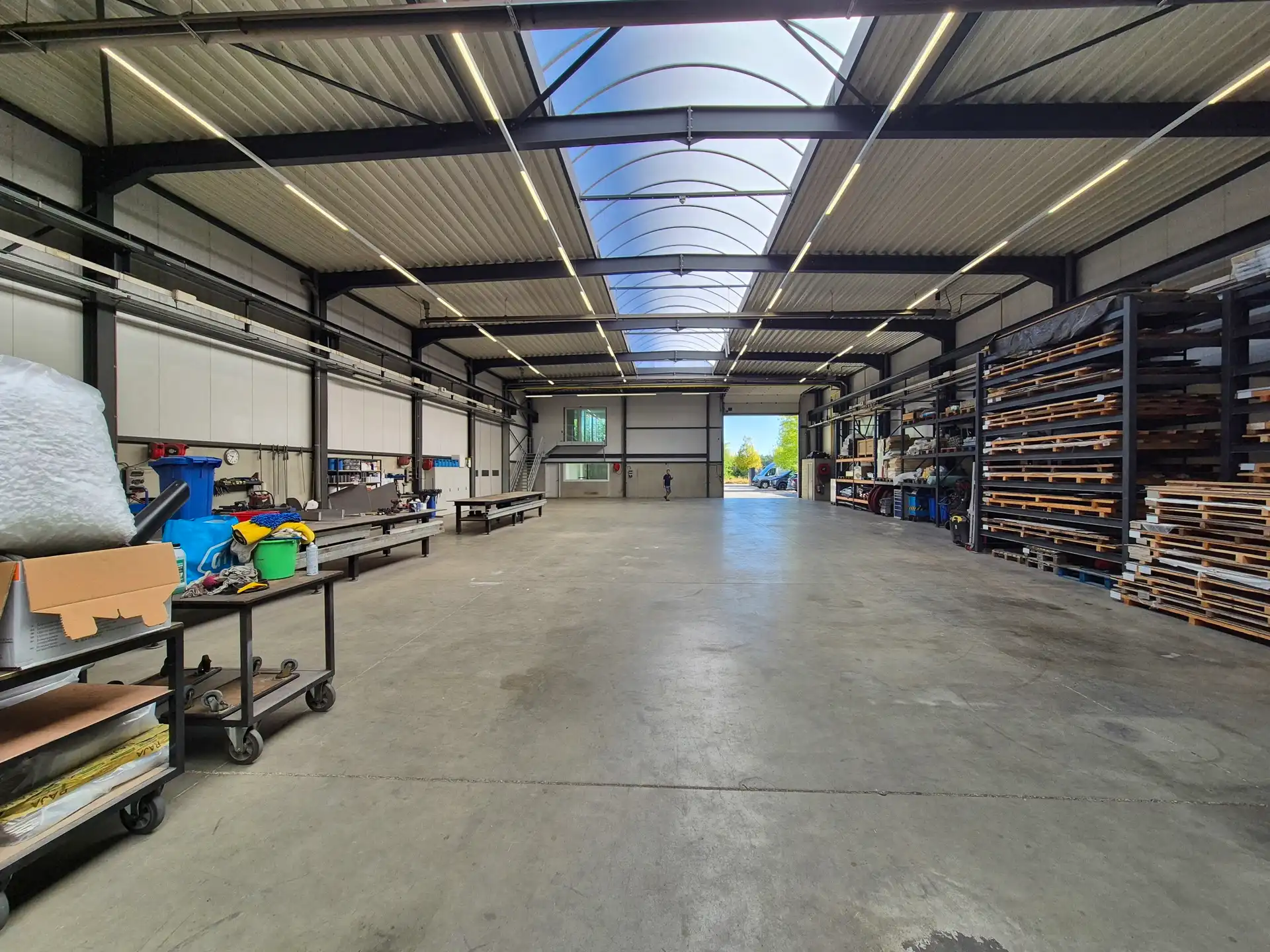 TE HUUR: BEDRIJFSGEBOUW MET REPRESENTATIEVE KANTOREN TE GENK foto 7